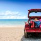 Carro com malas de viagem na praia