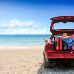 Carro com malas de viagem na praia