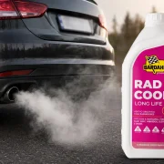 imagem de um carro saindo fumaça branca e ao lado o produto que pode ser utilizado que é o Rad Cool Long Life da Bardahl