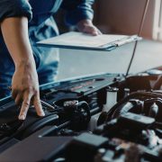 funcionario de oficina mecanica analisando todas as informações do carro