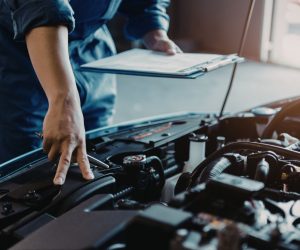 funcionario de oficina mecanica analisando todas as informações do carro