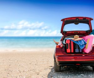 Carro com malas de viagem na praia