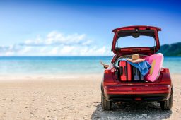 Carro com malas de viagem na praia